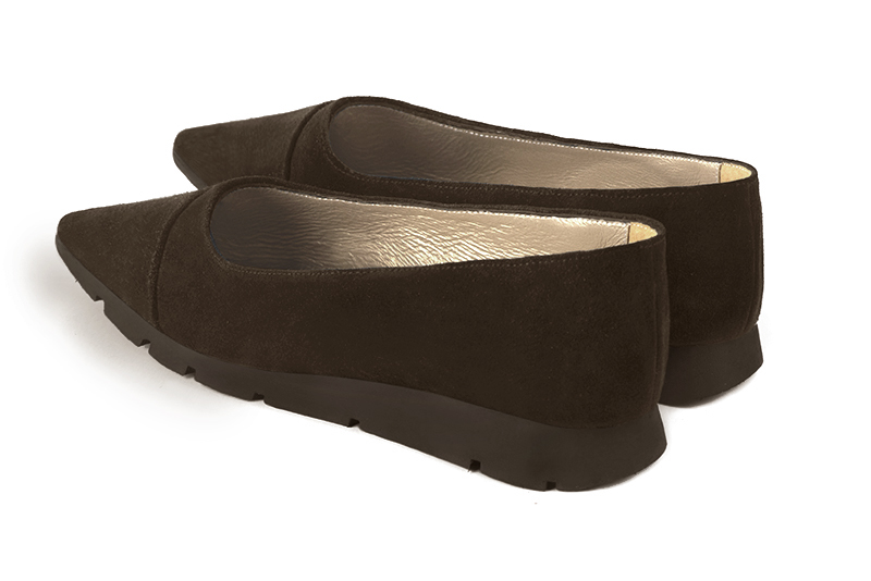 Dark brown women's ballet pumps, with wedge soles. Pointed toe. Flat rubber soles. Rear view - Florence KOOIJMAN